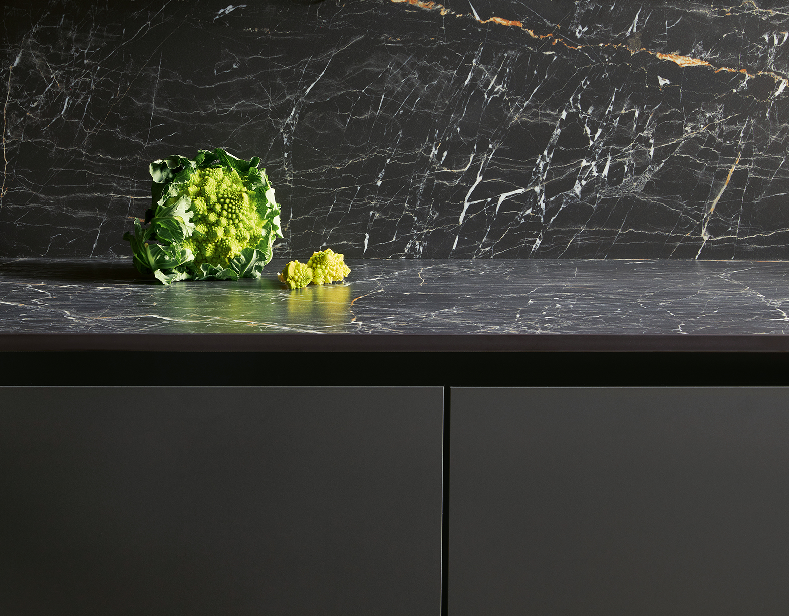 systemo Quarzsteinarbeitsplatte und Nischenverkleidung