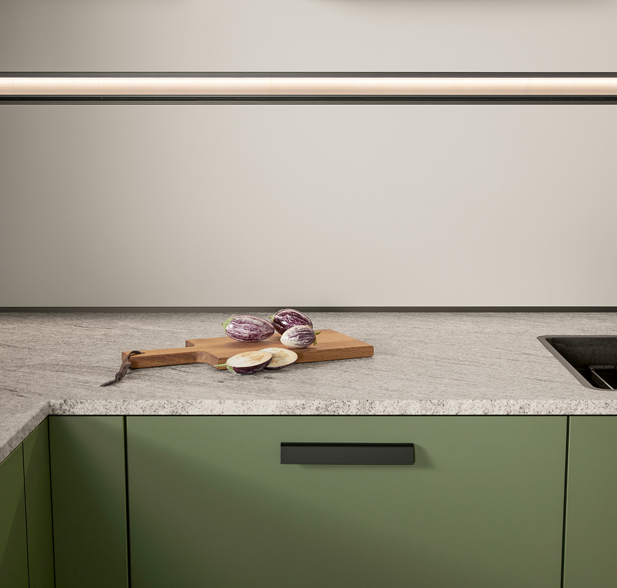 systemo helle Naturstein APL über Eck L-Küche schilfgrüne Küchenfronten