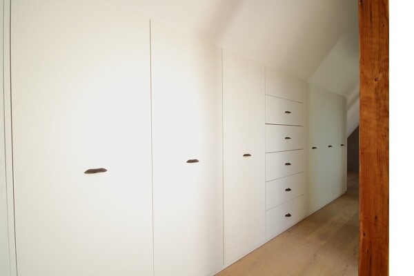 Möbel nach Maß. Durch die absolute Planungsfreiheit können Sie die Möbel ihren eigenen Vorstellungen anpassen.
Durch die vollständige Ausnutzung der Dachschräge gewinnen Sie unglaublich viel neuen Stauraum.