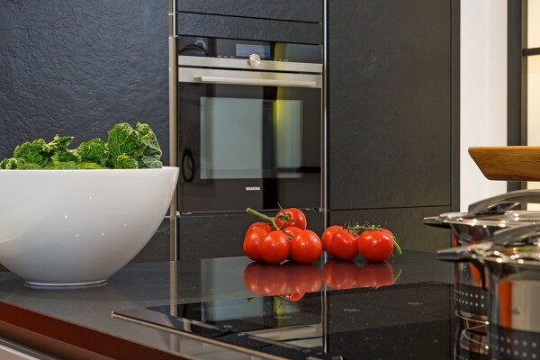 Hochschrank mit Fronten in Schieferoptik