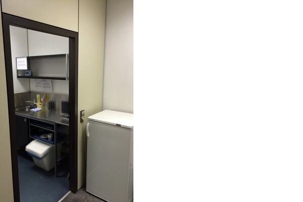 VORHER - NACHHER: 
Aus einer kleinen, nicht sehr ansprechenden Funktionsnische ...
... wurde ein offener kommunikativer Bereich, bei dem es sogar gelingt, die Farben der alten Bürowände zu integrieren.