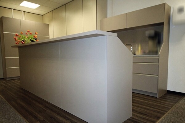 NACHHER: 
...wurde ein offener kommunikativer Bereich, bei dem es sogar gelingt, die Farben der alten Bürowände zu integrieren.