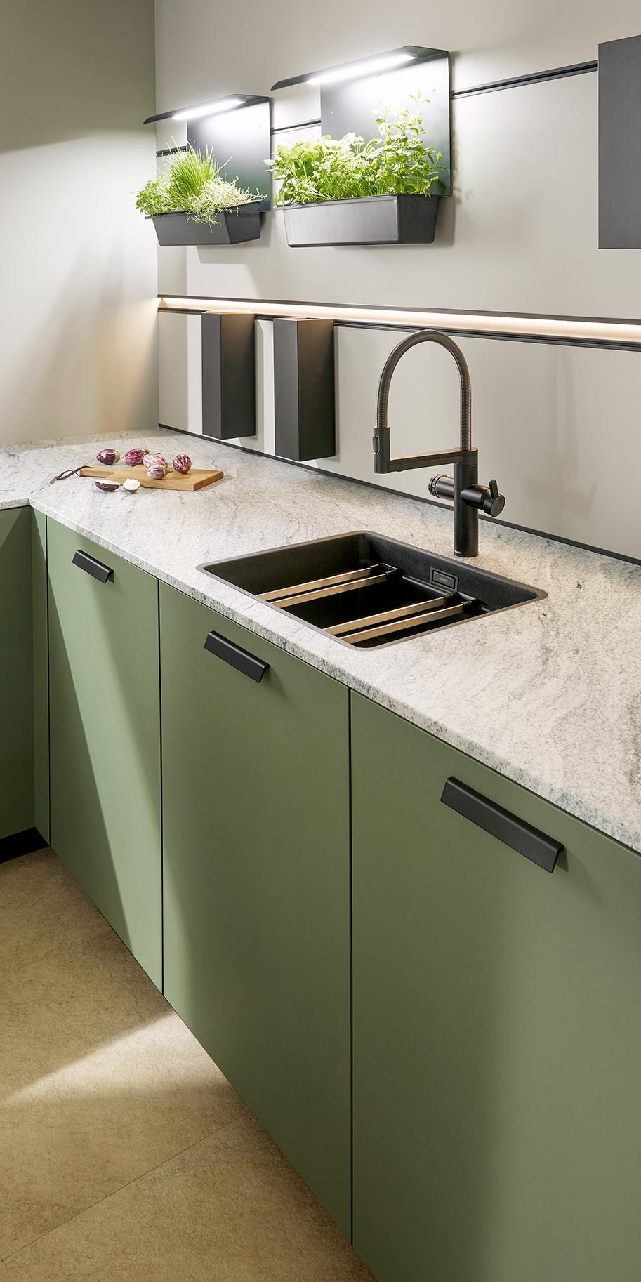 systemo Natursteinarbeitsplatte L-Küchenzeile schilfgrüne Küche Pflanzbehälter Küchenkräuter beleuchtet