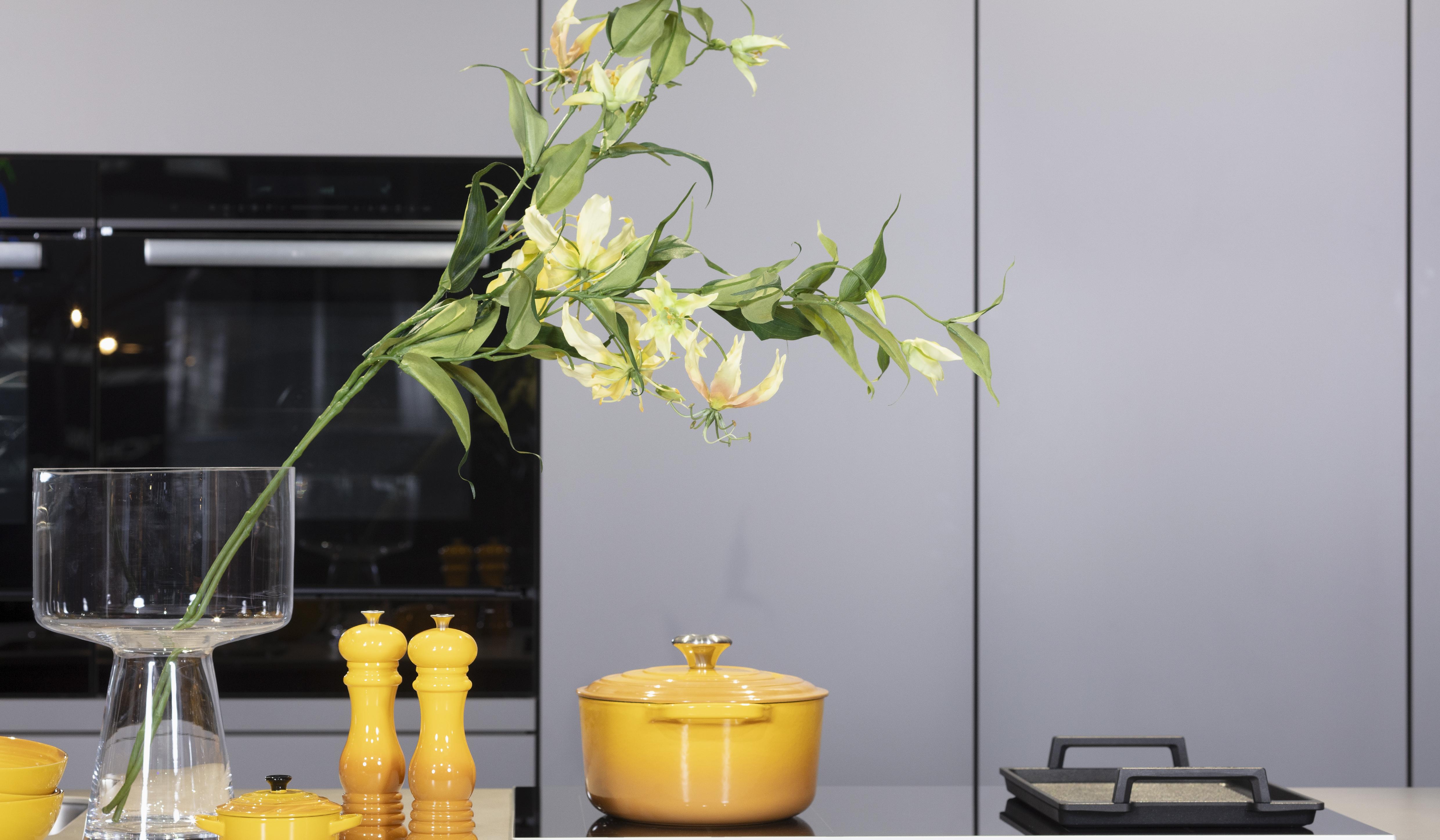 Teppanyakiaufsatz für Kochfeld frontal und Schrankwand mit Backofen. 